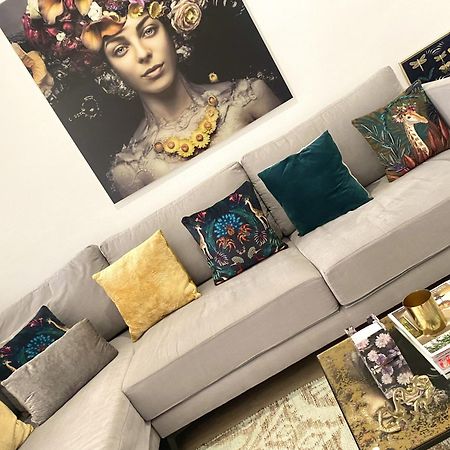 Barcelona Chic Apartments- Free Parking - 10 Min From Bcn City Centre By Metro Eksteriør billede