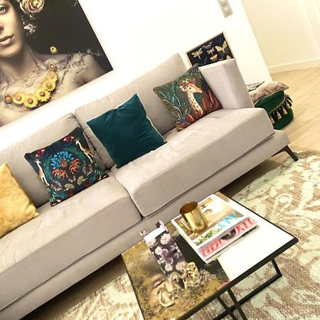 Barcelona Chic Apartments- Free Parking - 10 Min From Bcn City Centre By Metro Eksteriør billede