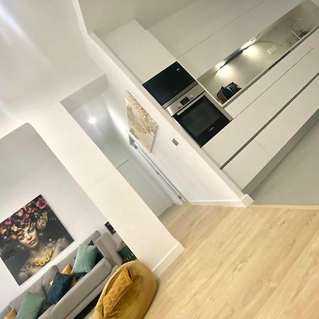 Barcelona Chic Apartments- Free Parking - 10 Min From Bcn City Centre By Metro Eksteriør billede