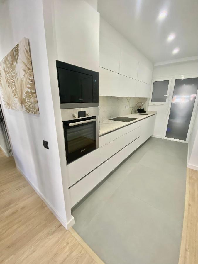 Barcelona Chic Apartments- Free Parking - 10 Min From Bcn City Centre By Metro Eksteriør billede
