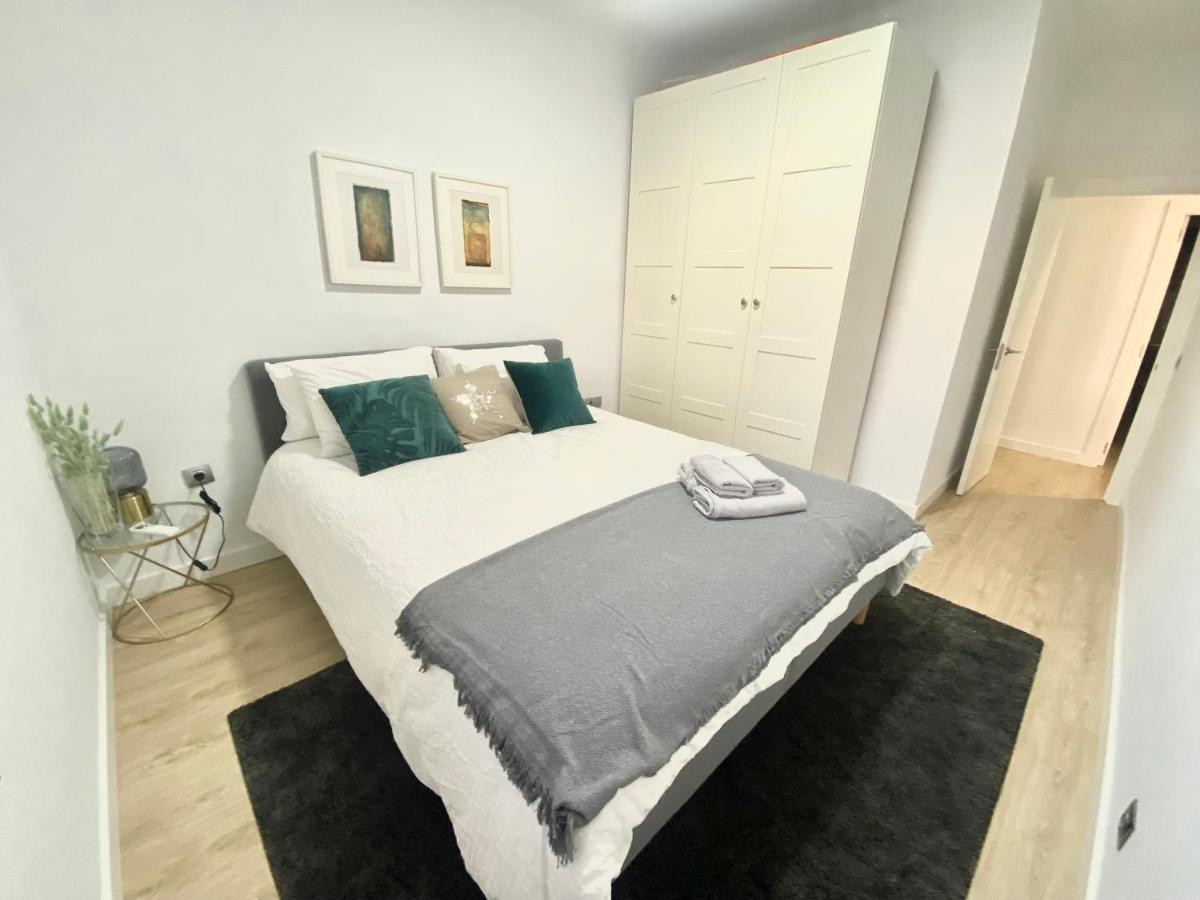 Barcelona Chic Apartments- Free Parking - 10 Min From Bcn City Centre By Metro Eksteriør billede
