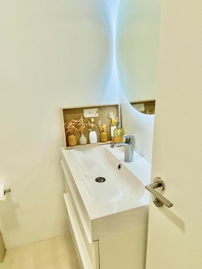 Barcelona Chic Apartments- Free Parking - 10 Min From Bcn City Centre By Metro Eksteriør billede