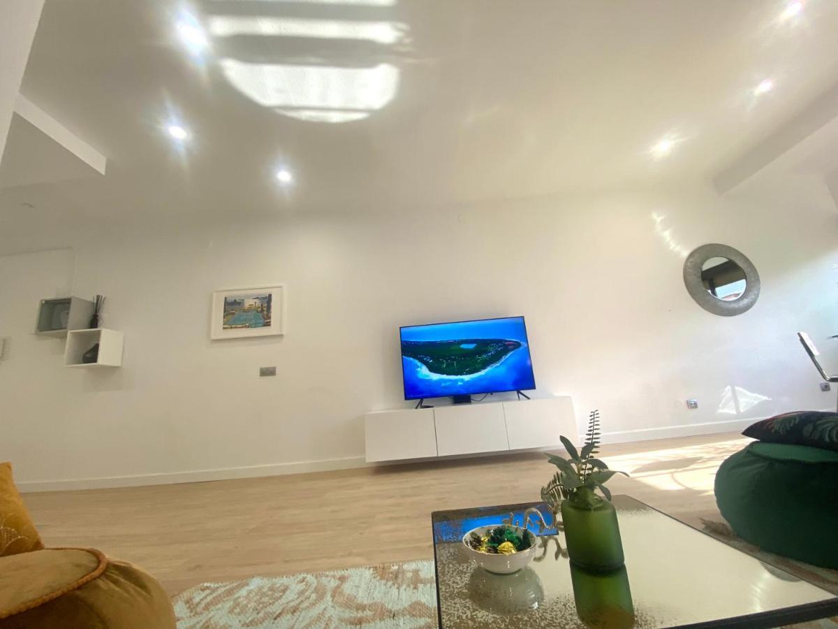 Barcelona Chic Apartments- Free Parking - 10 Min From Bcn City Centre By Metro Eksteriør billede