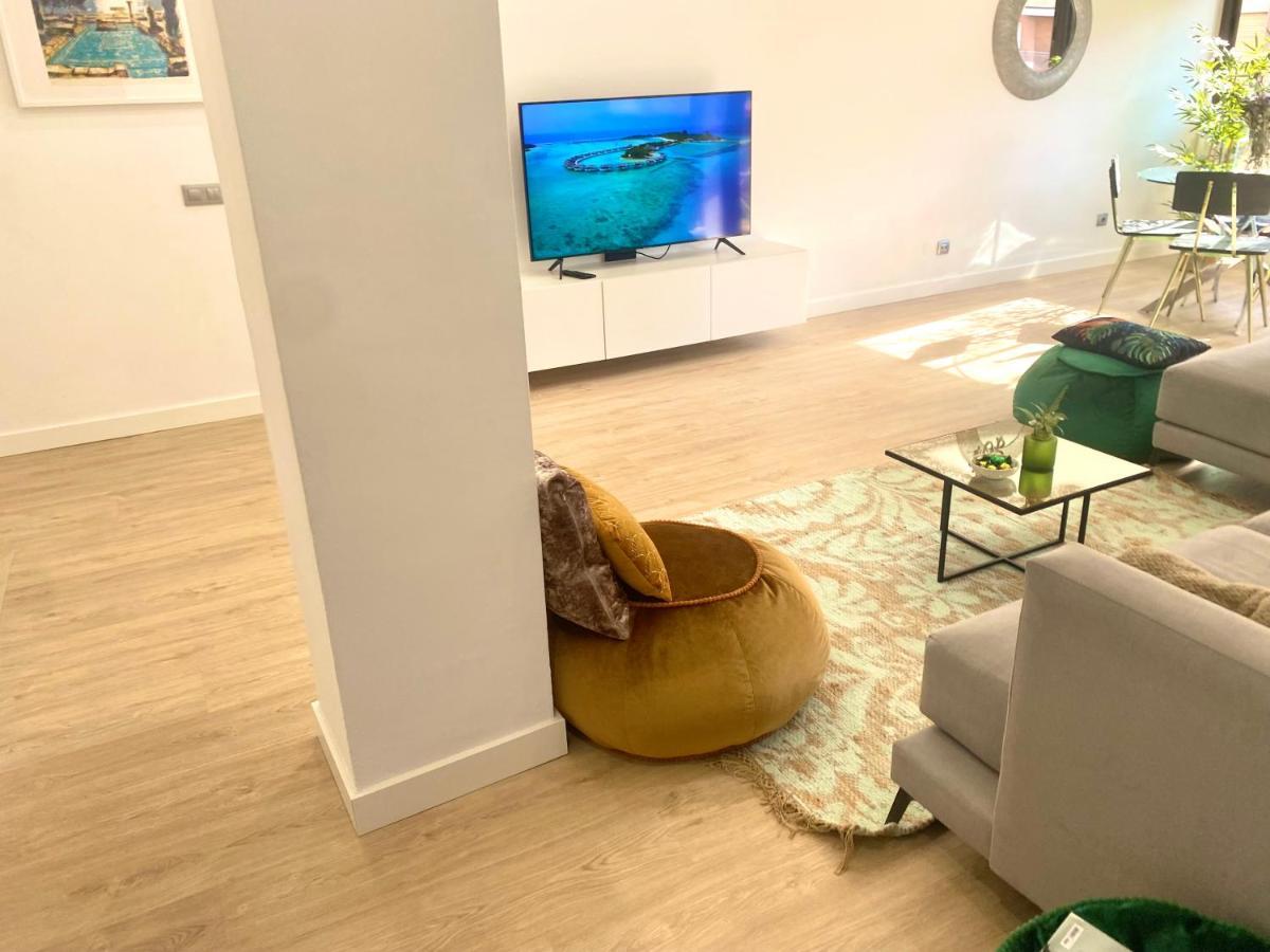 Barcelona Chic Apartments- Free Parking - 10 Min From Bcn City Centre By Metro Eksteriør billede