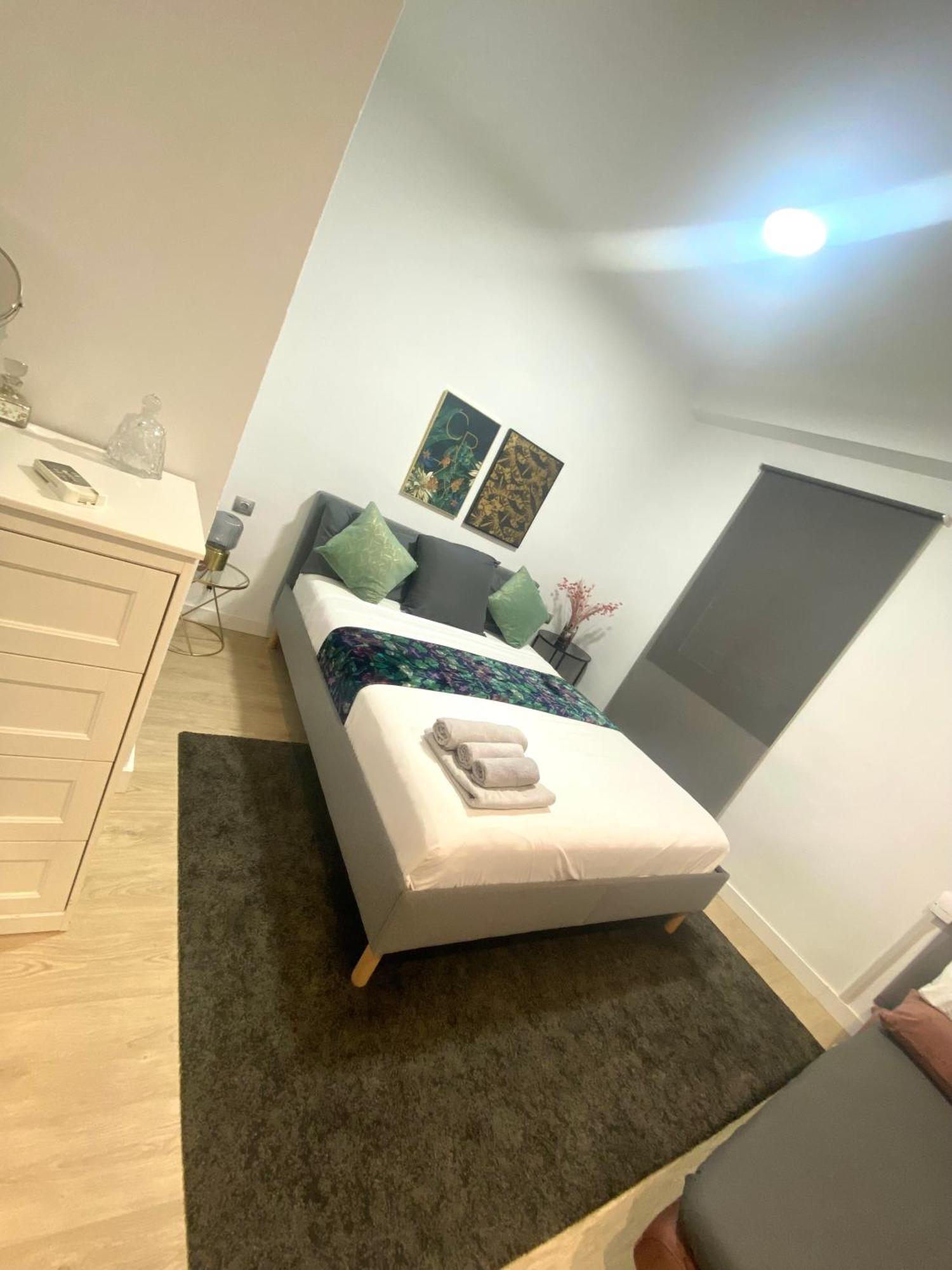 Barcelona Chic Apartments- Free Parking - 10 Min From Bcn City Centre By Metro Eksteriør billede