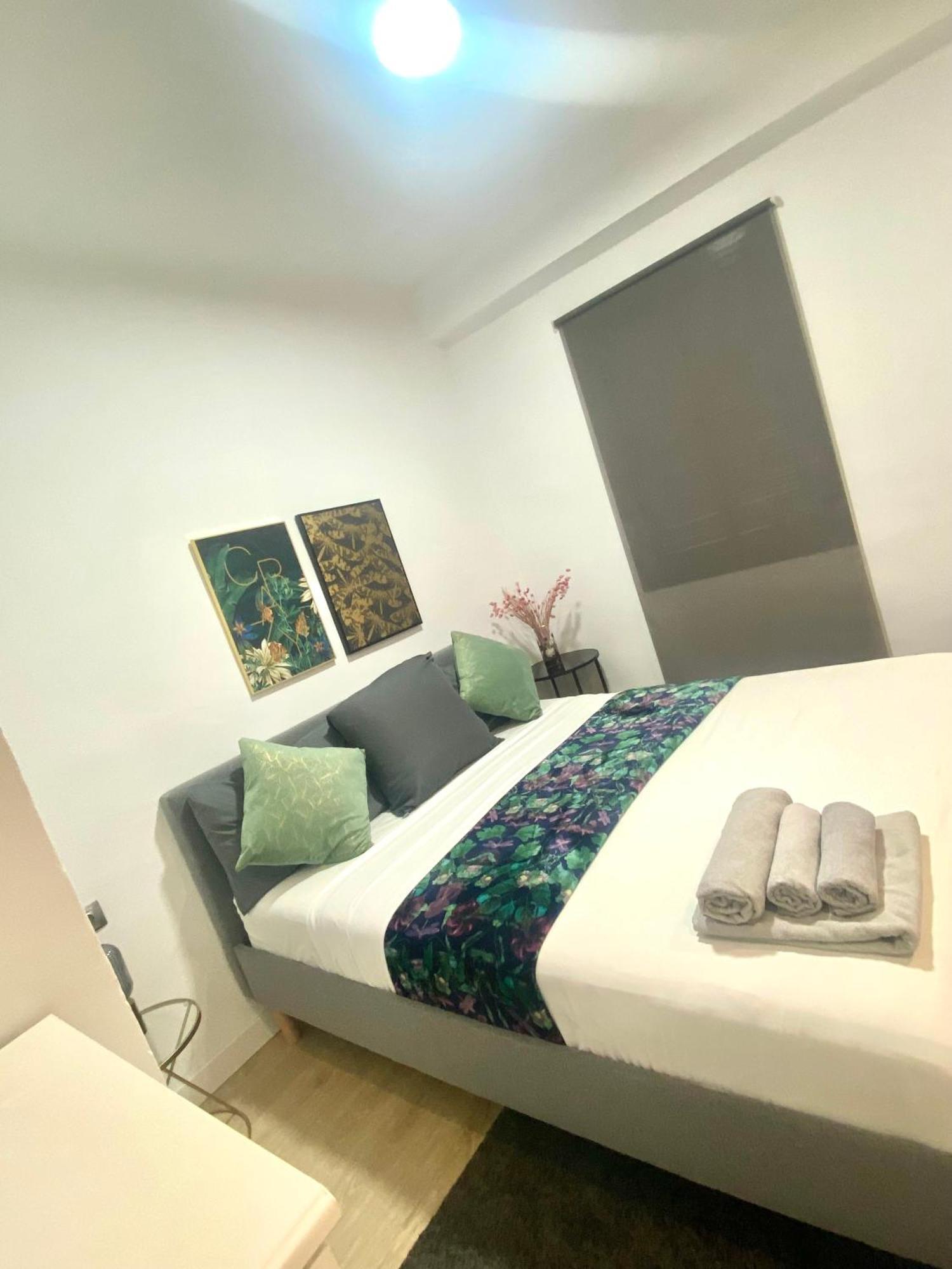 Barcelona Chic Apartments- Free Parking - 10 Min From Bcn City Centre By Metro Eksteriør billede
