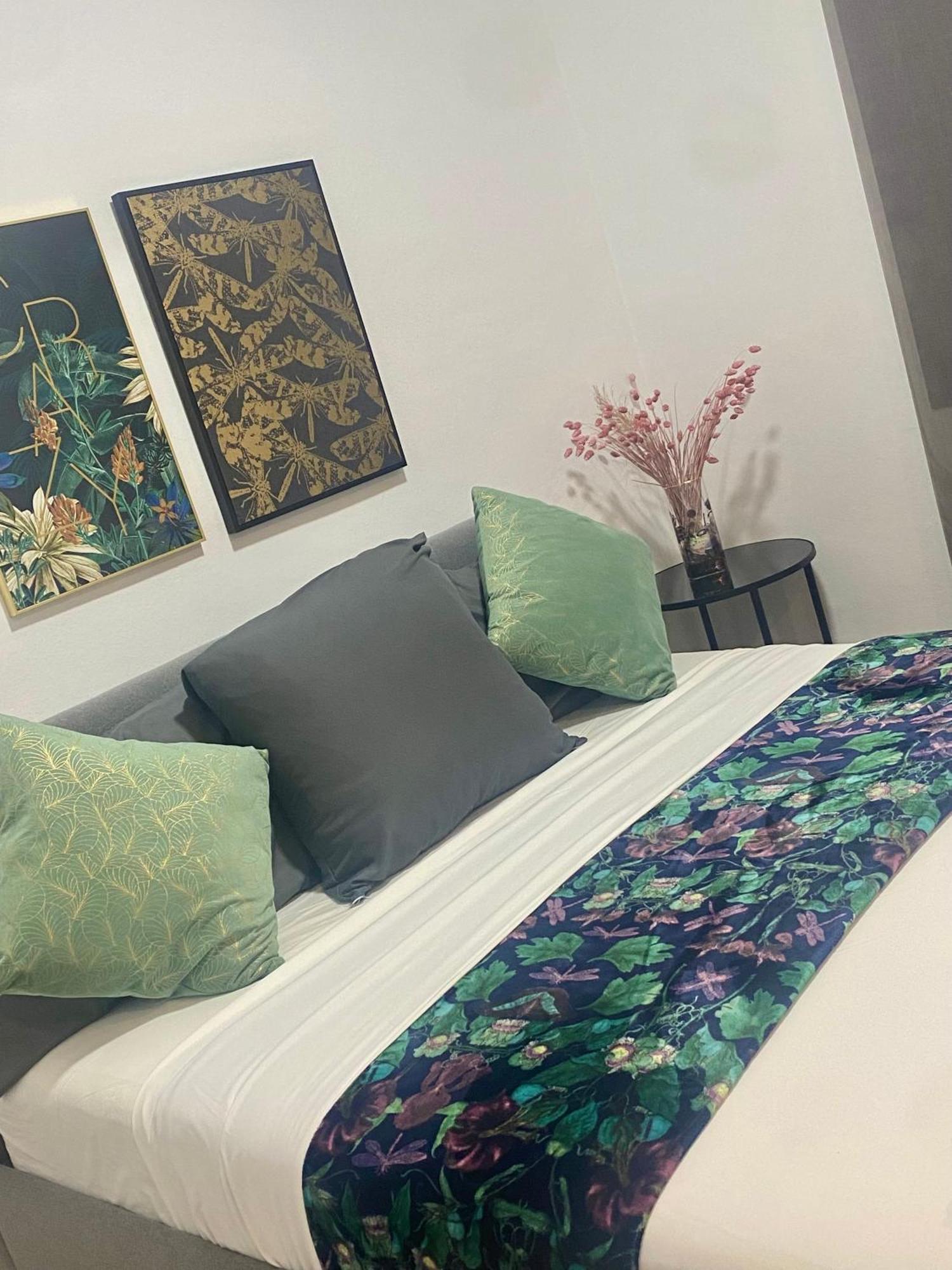 Barcelona Chic Apartments- Free Parking - 10 Min From Bcn City Centre By Metro Eksteriør billede